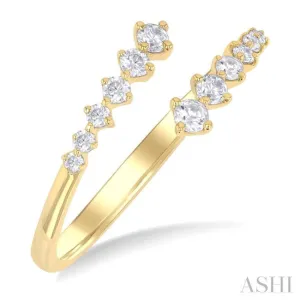1/4 ctw Open Bypass Center Graduated Round Cut Diamond Fashion Ring in 14K Yellow Gold