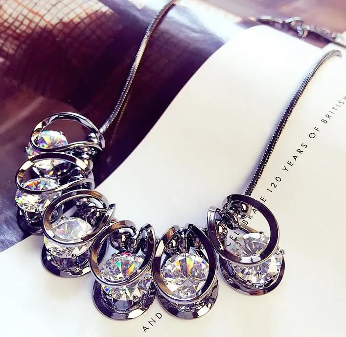 New Arrival Women Pendant Necklaces Luxury Bright Crystal Short Chain Korean Dress Accessories Clavicle Jewelry