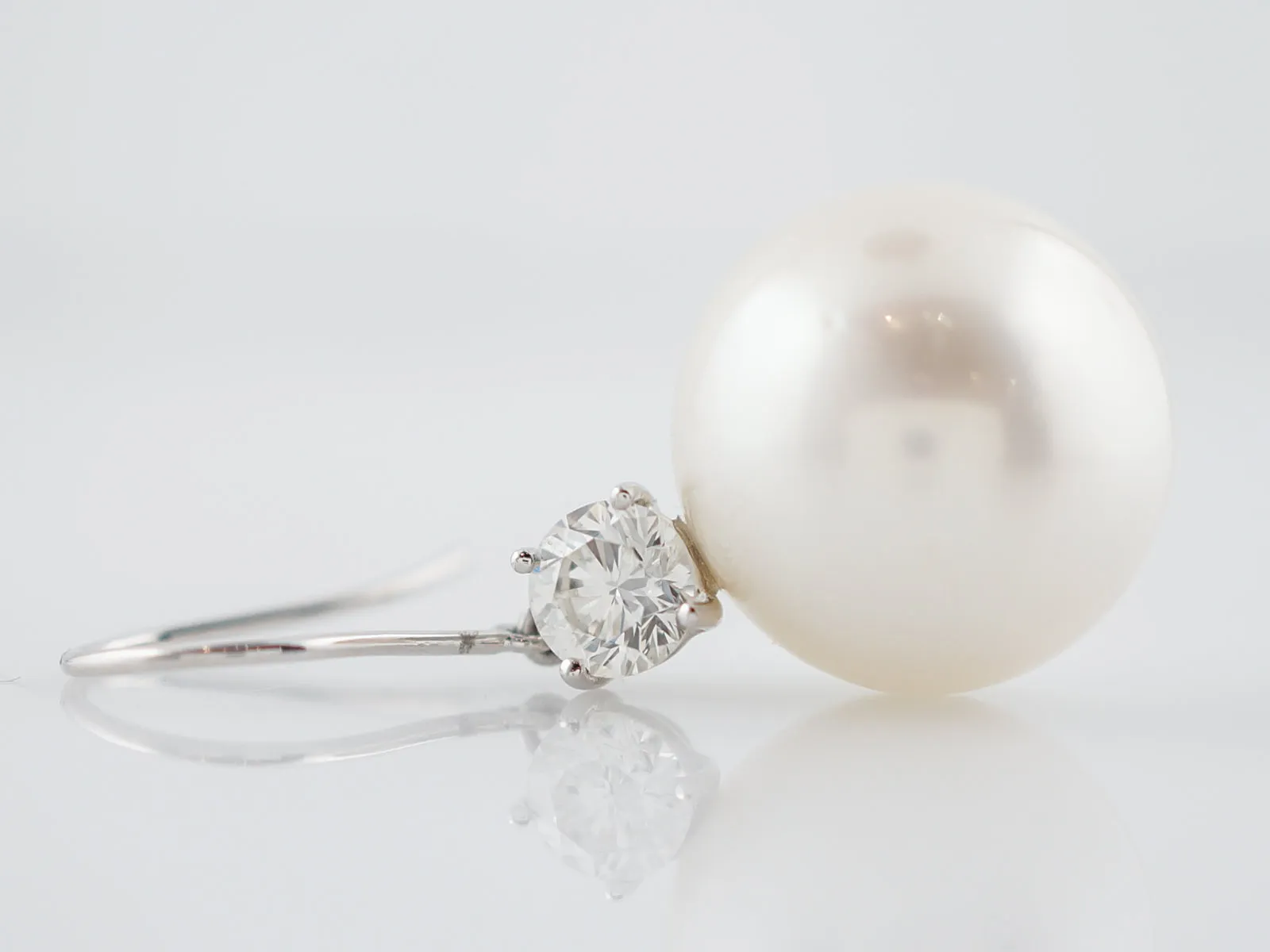 Pearl Earrings Modern 1.18 Round Brilliant Cut Diamond in Platinum