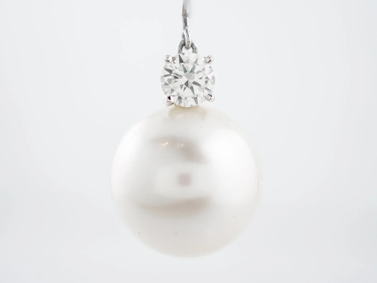 Pearl Earrings Modern 1.18 Round Brilliant Cut Diamond in Platinum
